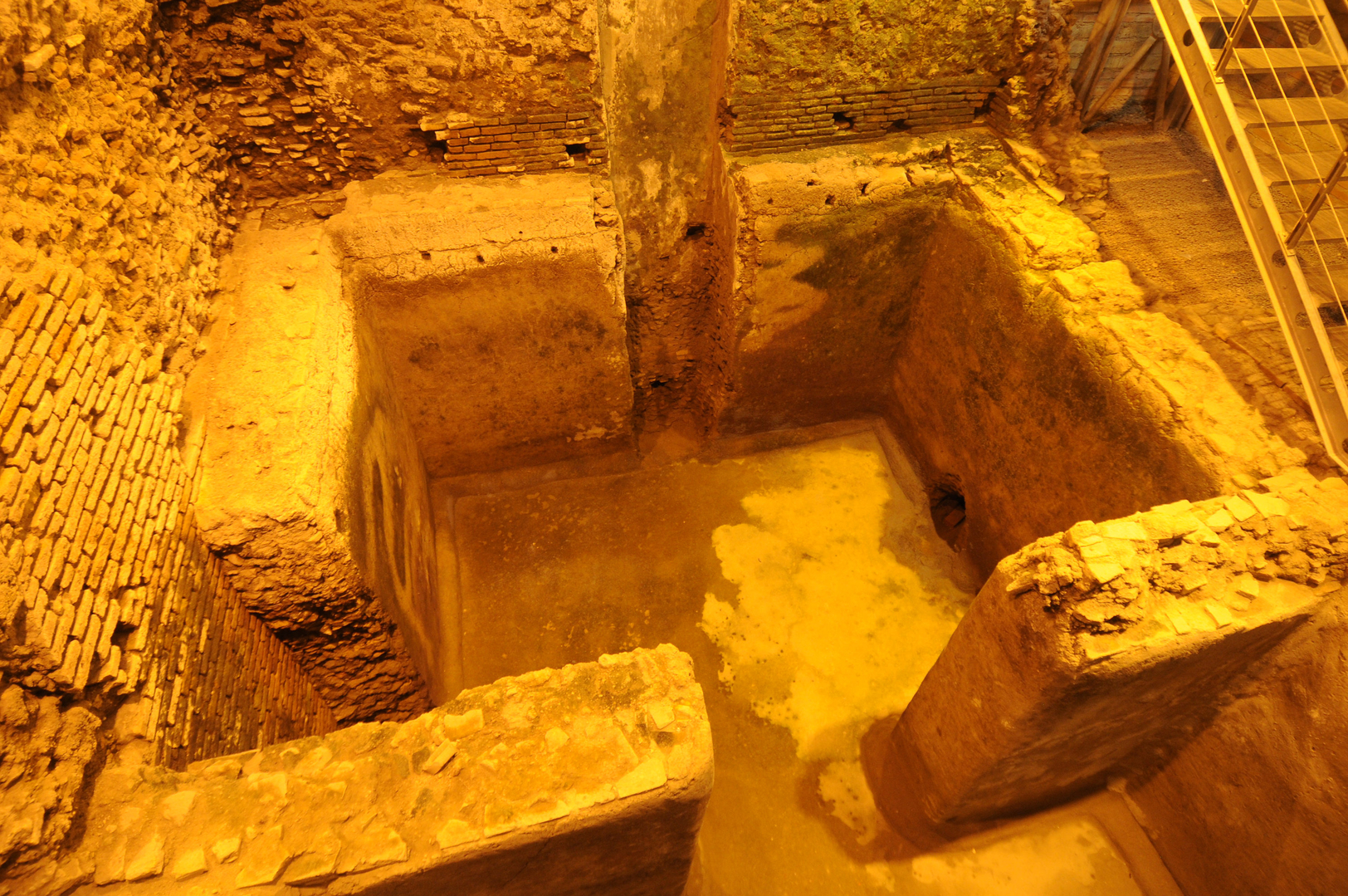 3-Hour Rome Bike Rental with Trevi District Underground Guided tour